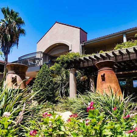 Vineyard Court Designer Suites Hotel College Station Bagian luar foto