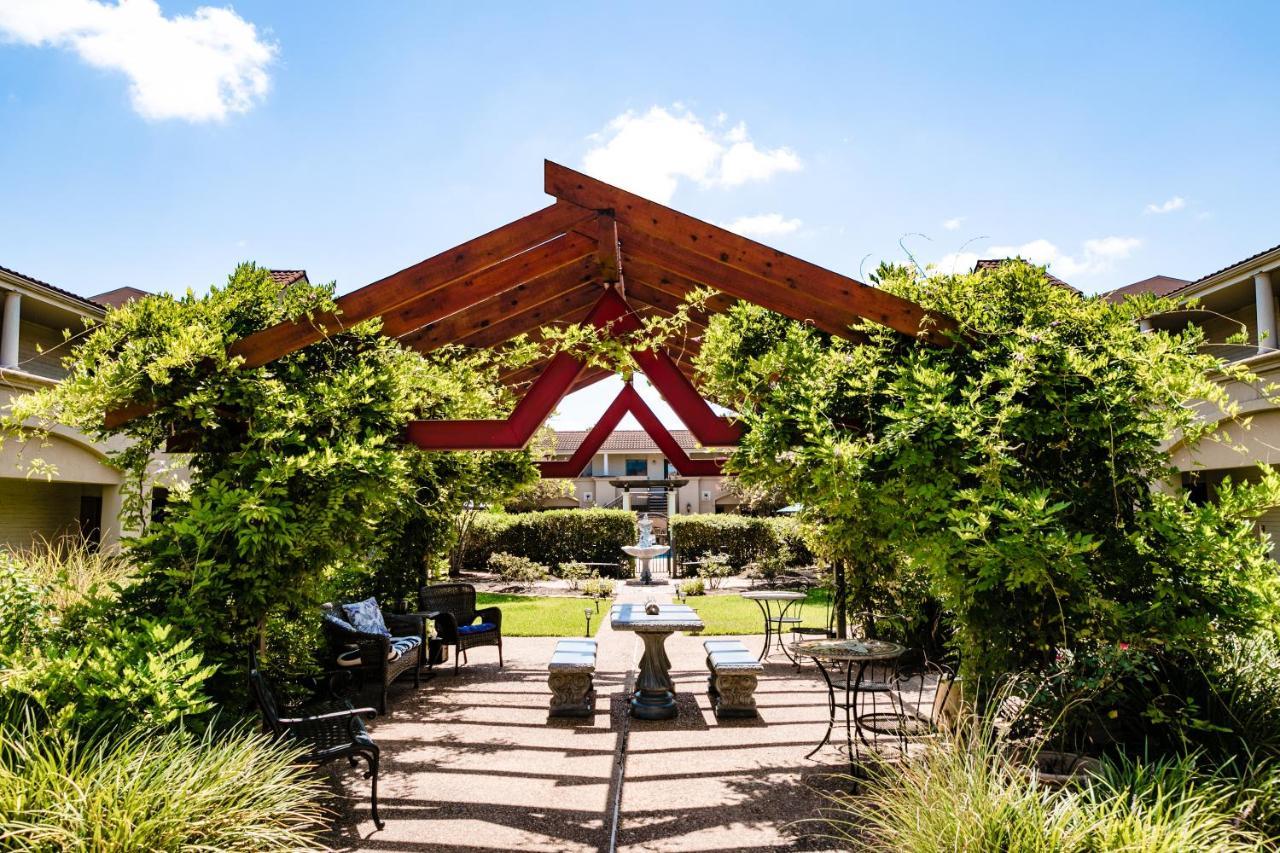 Vineyard Court Designer Suites Hotel College Station Bagian luar foto