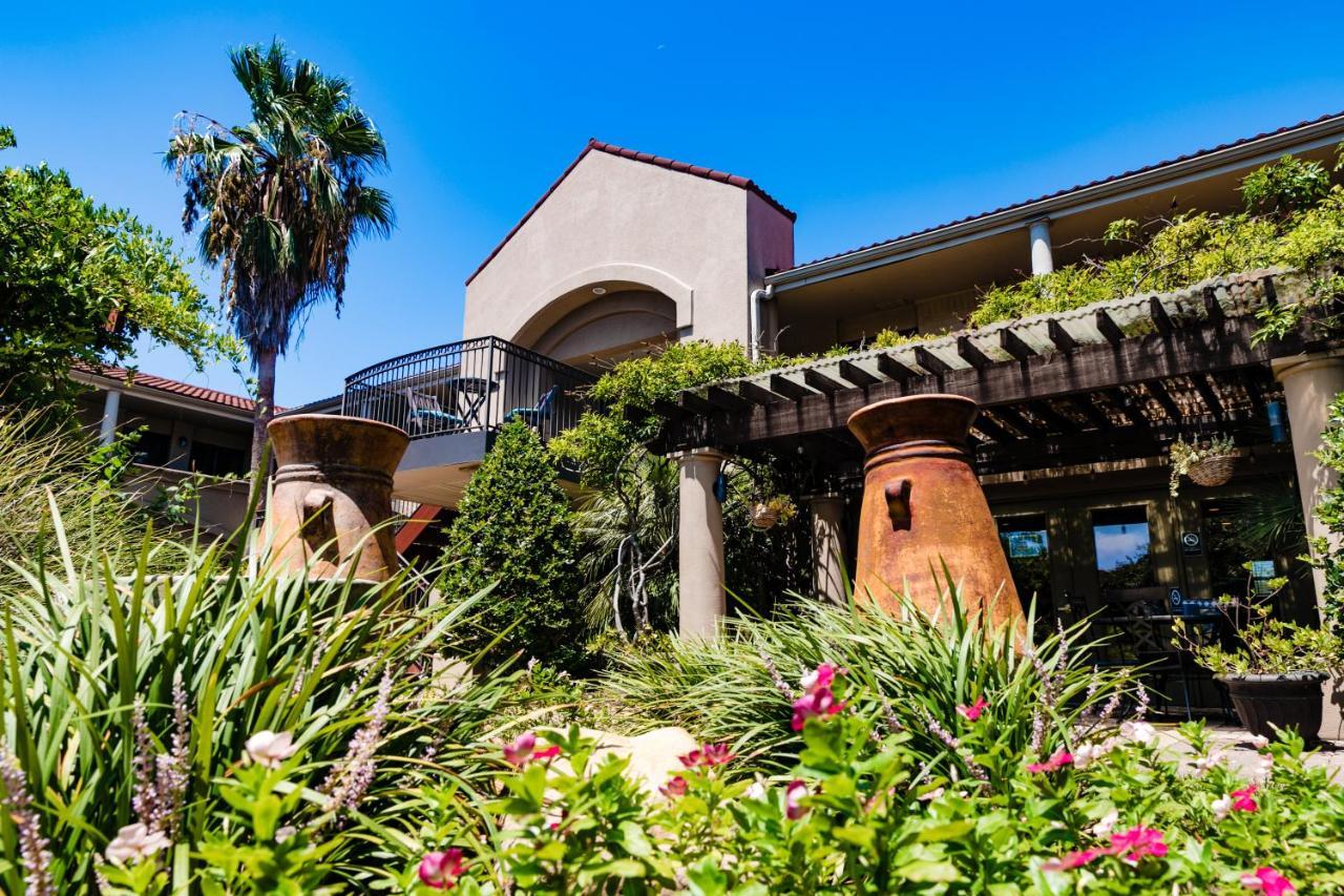 Vineyard Court Designer Suites Hotel College Station Bagian luar foto