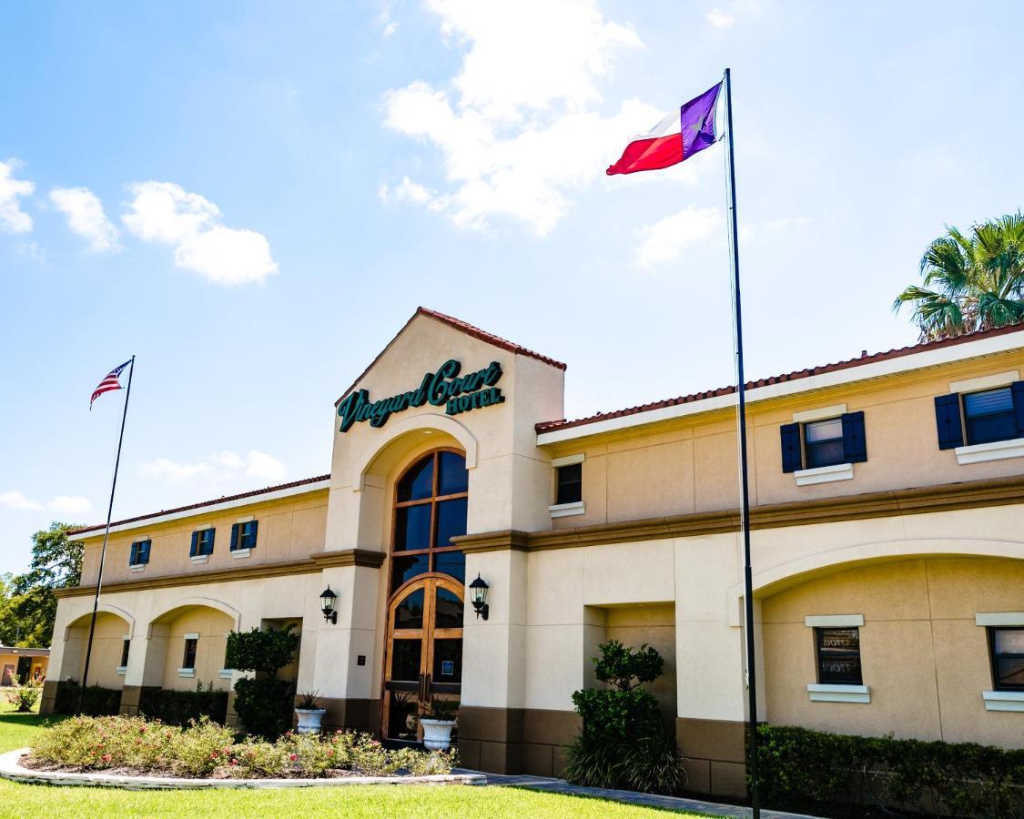 Vineyard Court Designer Suites Hotel College Station Bagian luar foto