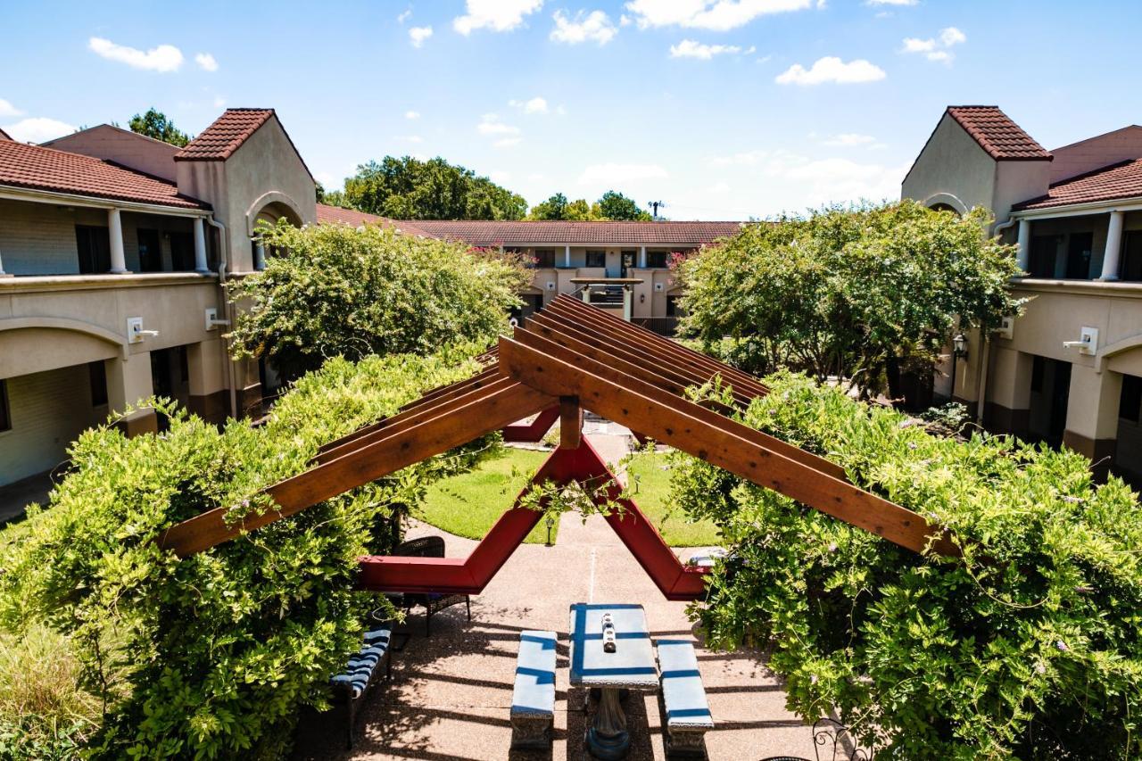 Vineyard Court Designer Suites Hotel College Station Bagian luar foto