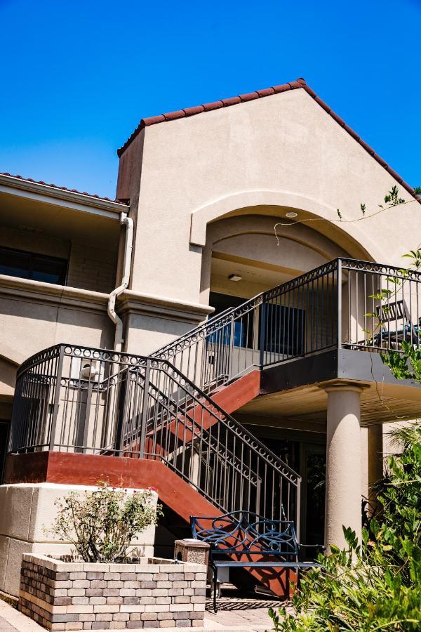 Vineyard Court Designer Suites Hotel College Station Bagian luar foto