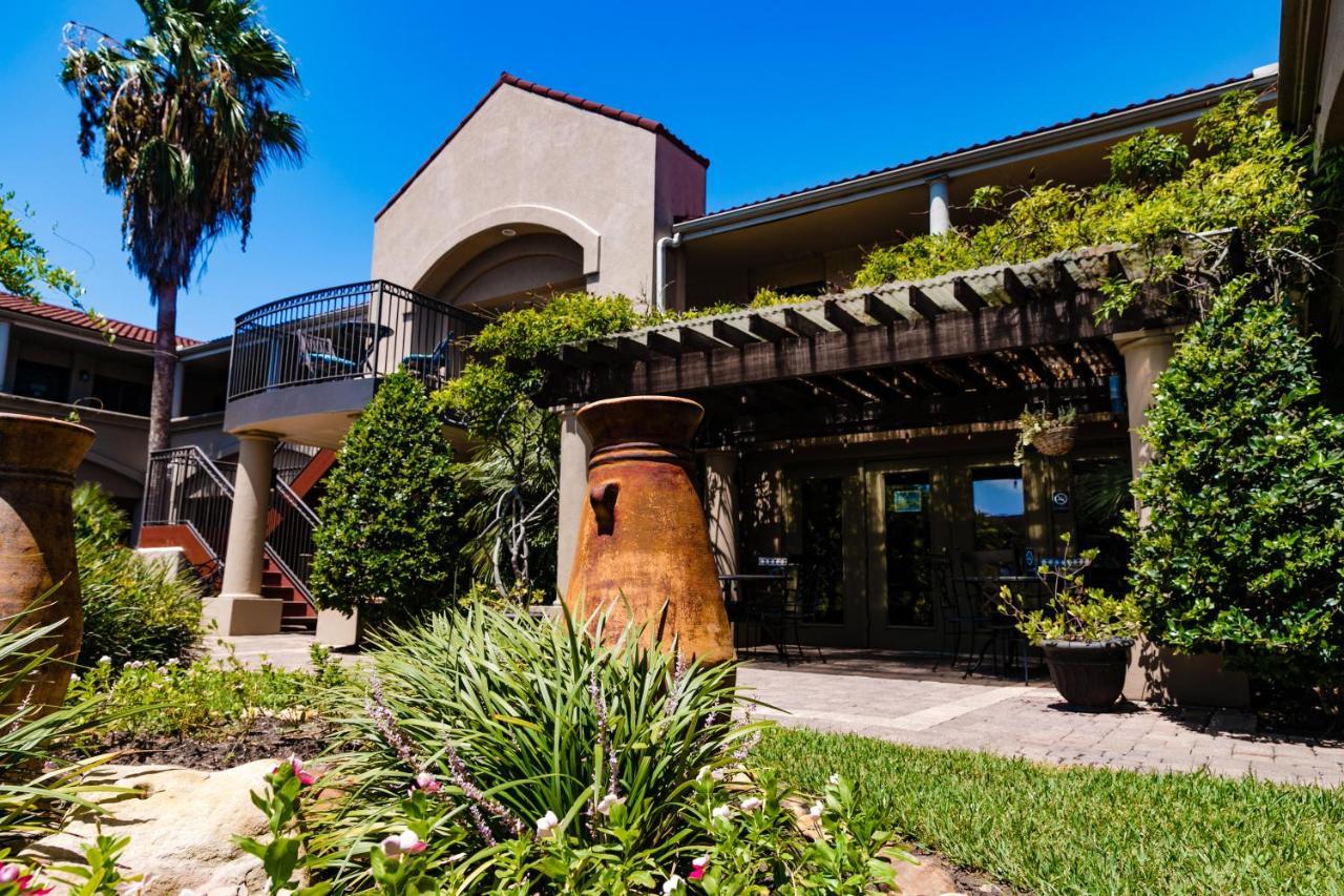 Vineyard Court Designer Suites Hotel College Station Bagian luar foto