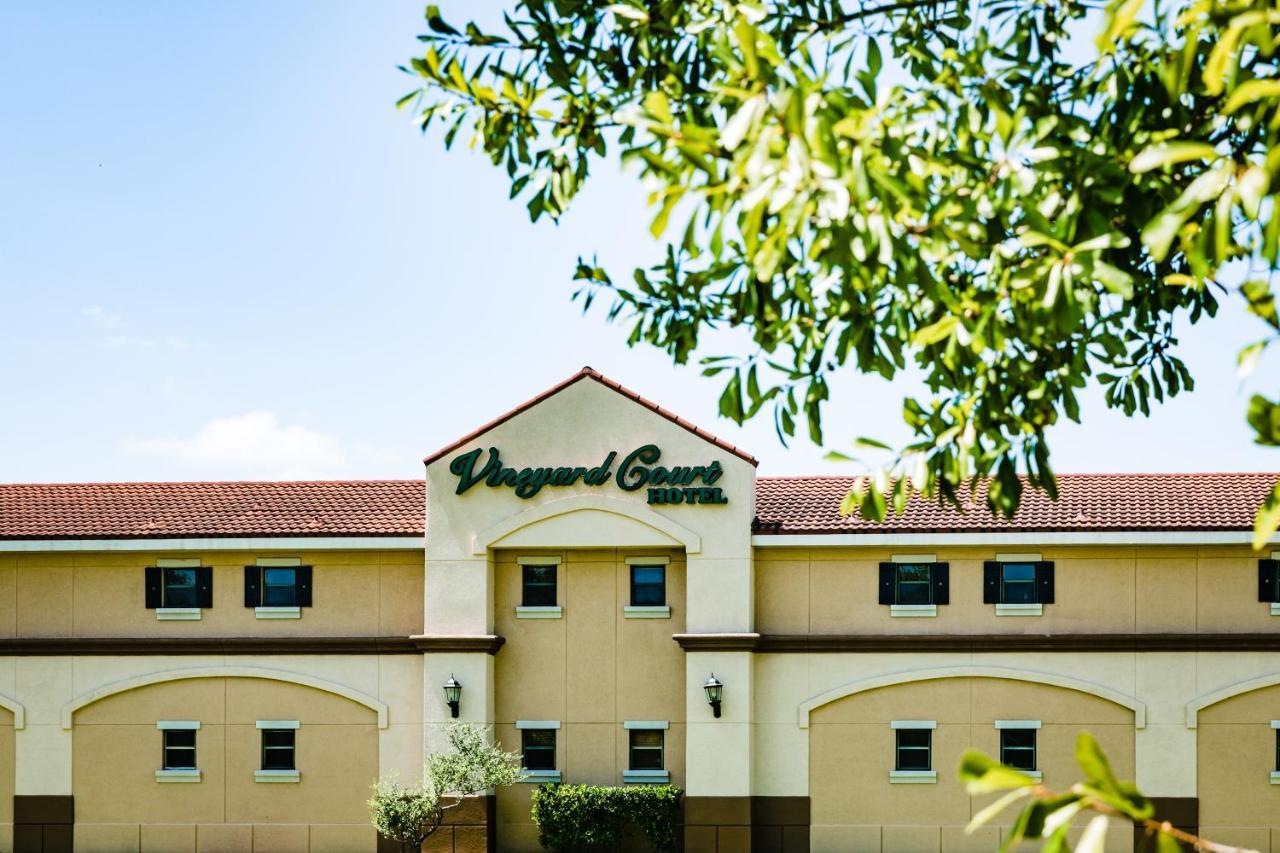 Vineyard Court Designer Suites Hotel College Station Bagian luar foto