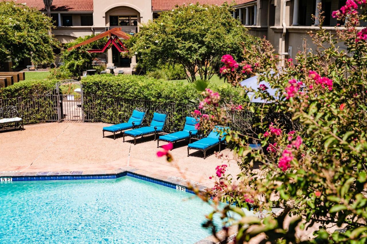 Vineyard Court Designer Suites Hotel College Station Bagian luar foto
