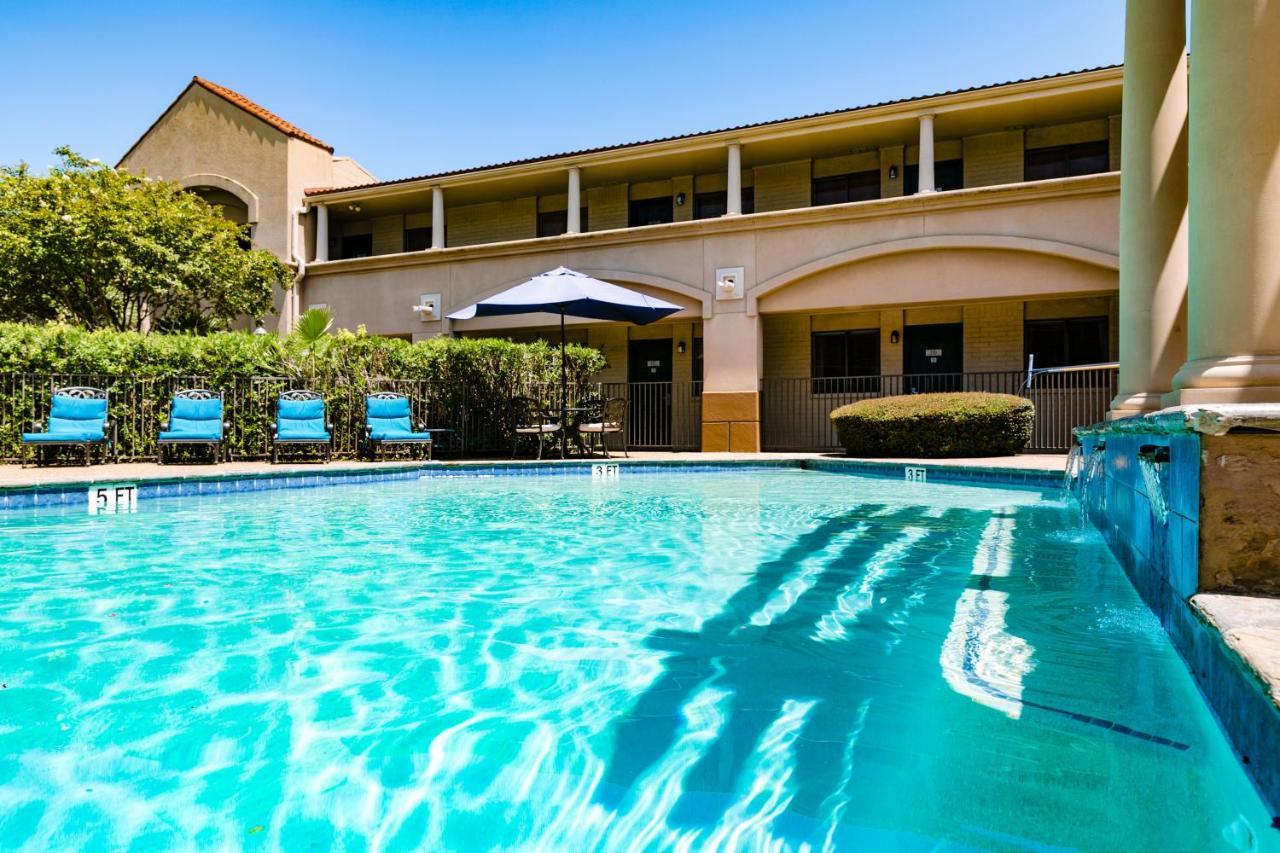 Vineyard Court Designer Suites Hotel College Station Bagian luar foto