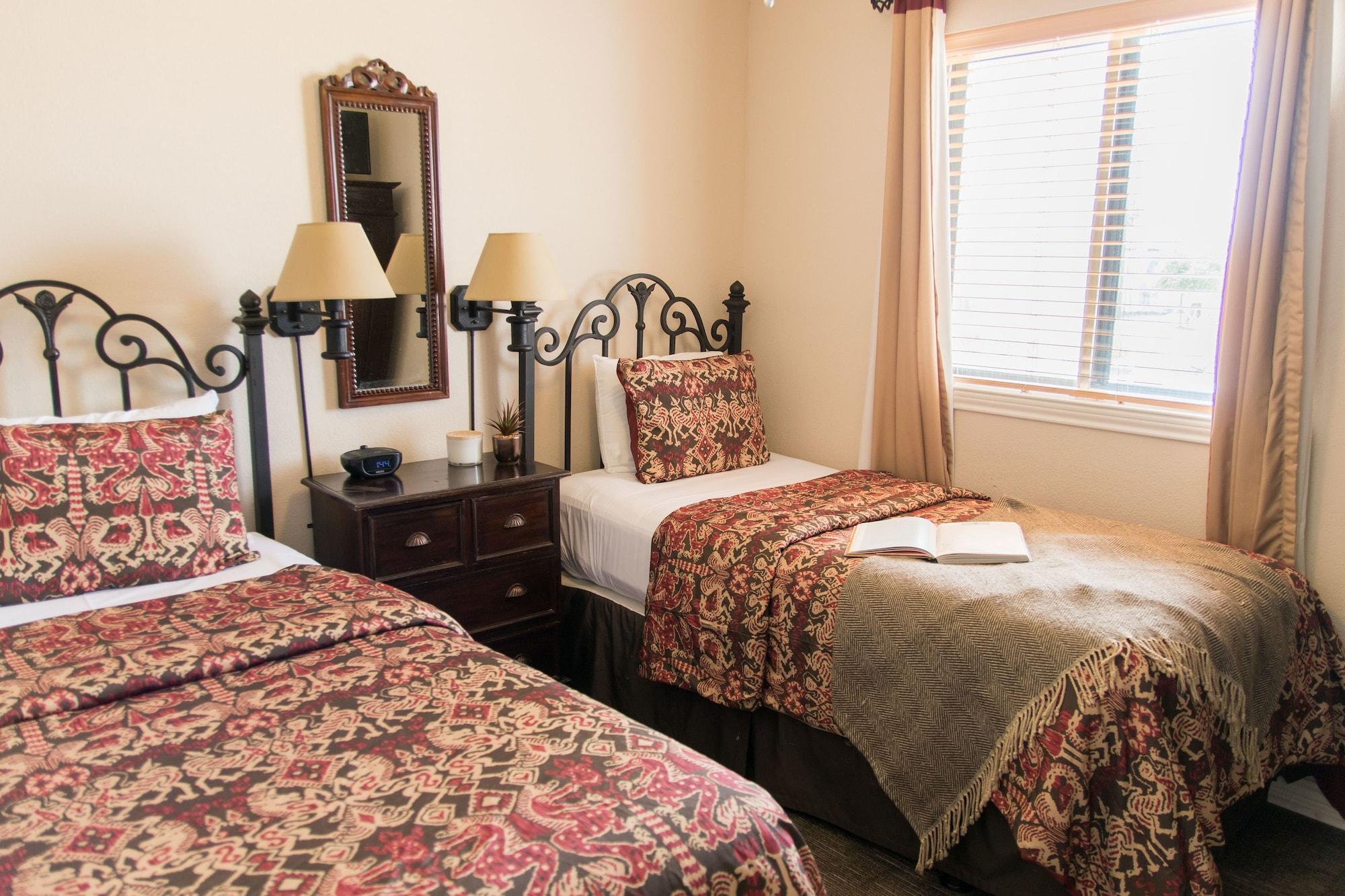 Vineyard Court Designer Suites Hotel College Station Bagian luar foto