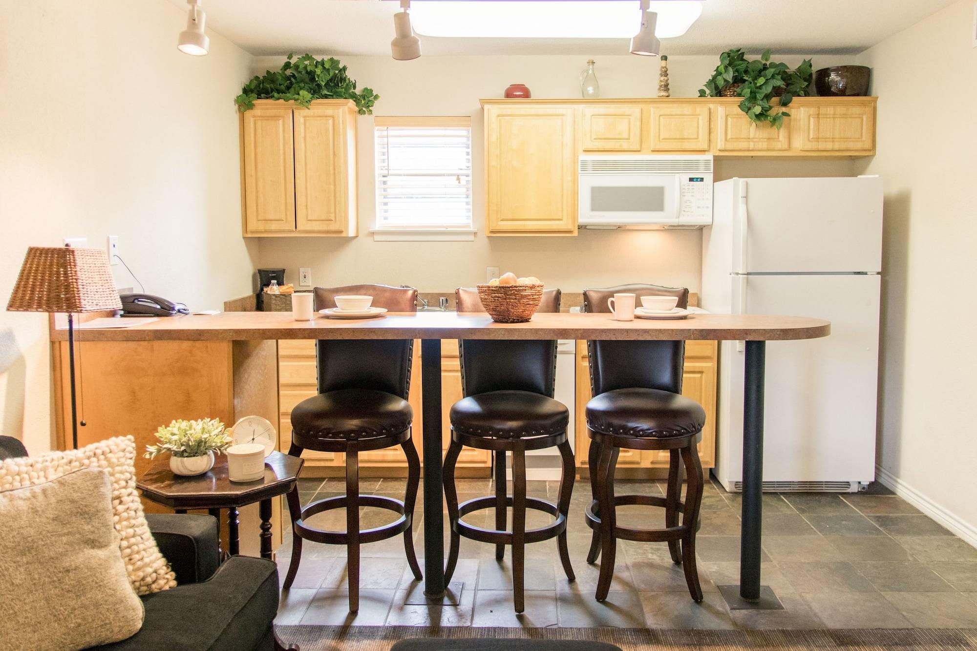 Vineyard Court Designer Suites Hotel College Station Bagian luar foto