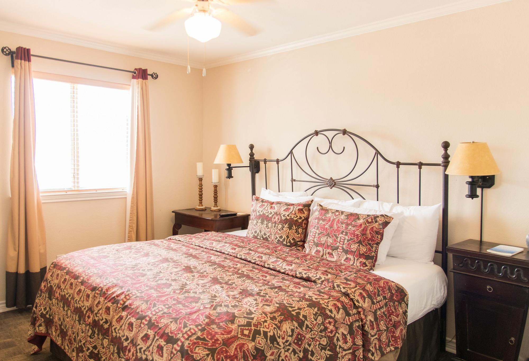 Vineyard Court Designer Suites Hotel College Station Bagian luar foto