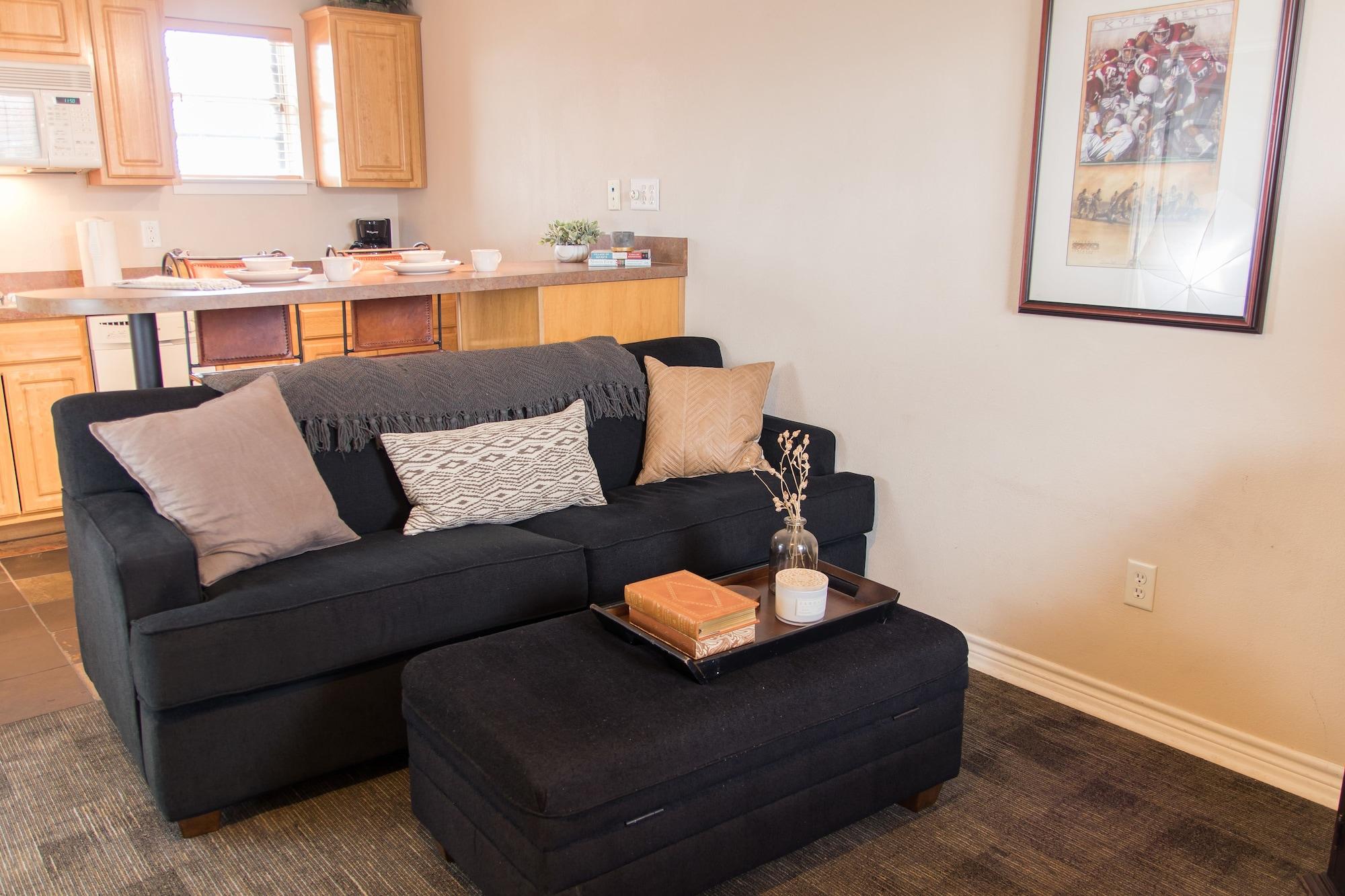 Vineyard Court Designer Suites Hotel College Station Bagian luar foto