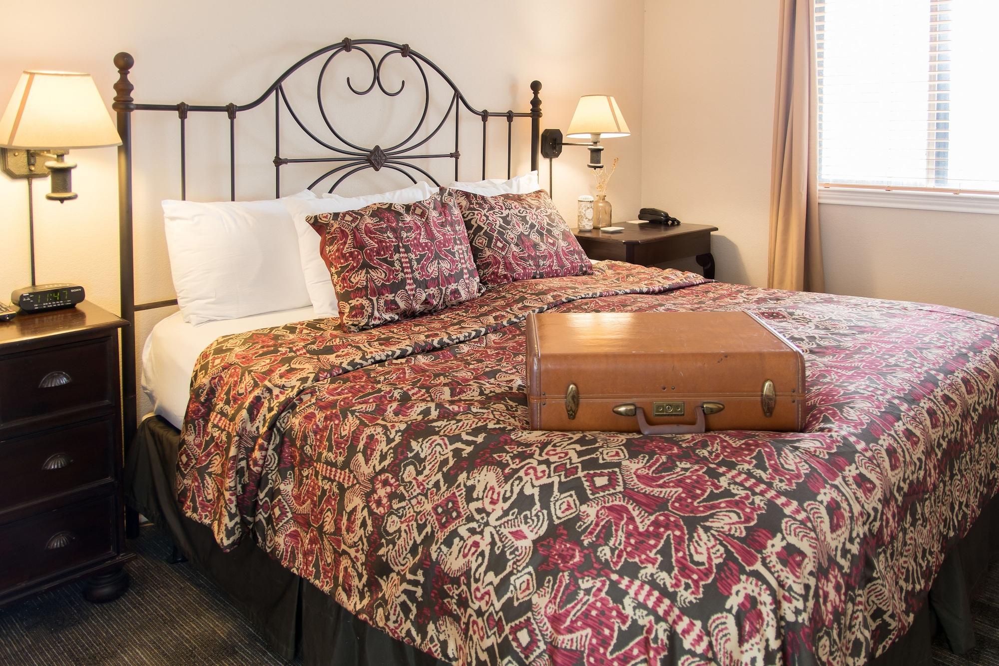 Vineyard Court Designer Suites Hotel College Station Bagian luar foto