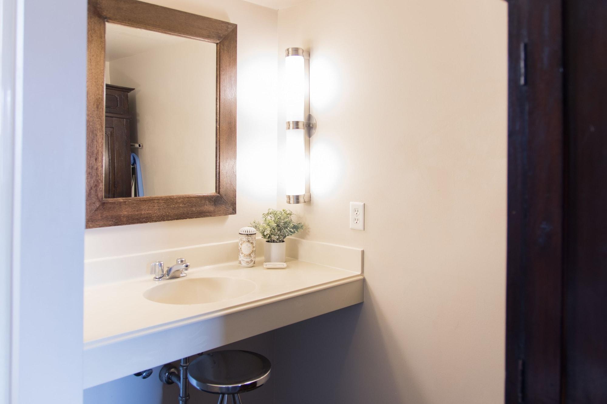 Vineyard Court Designer Suites Hotel College Station Bagian luar foto