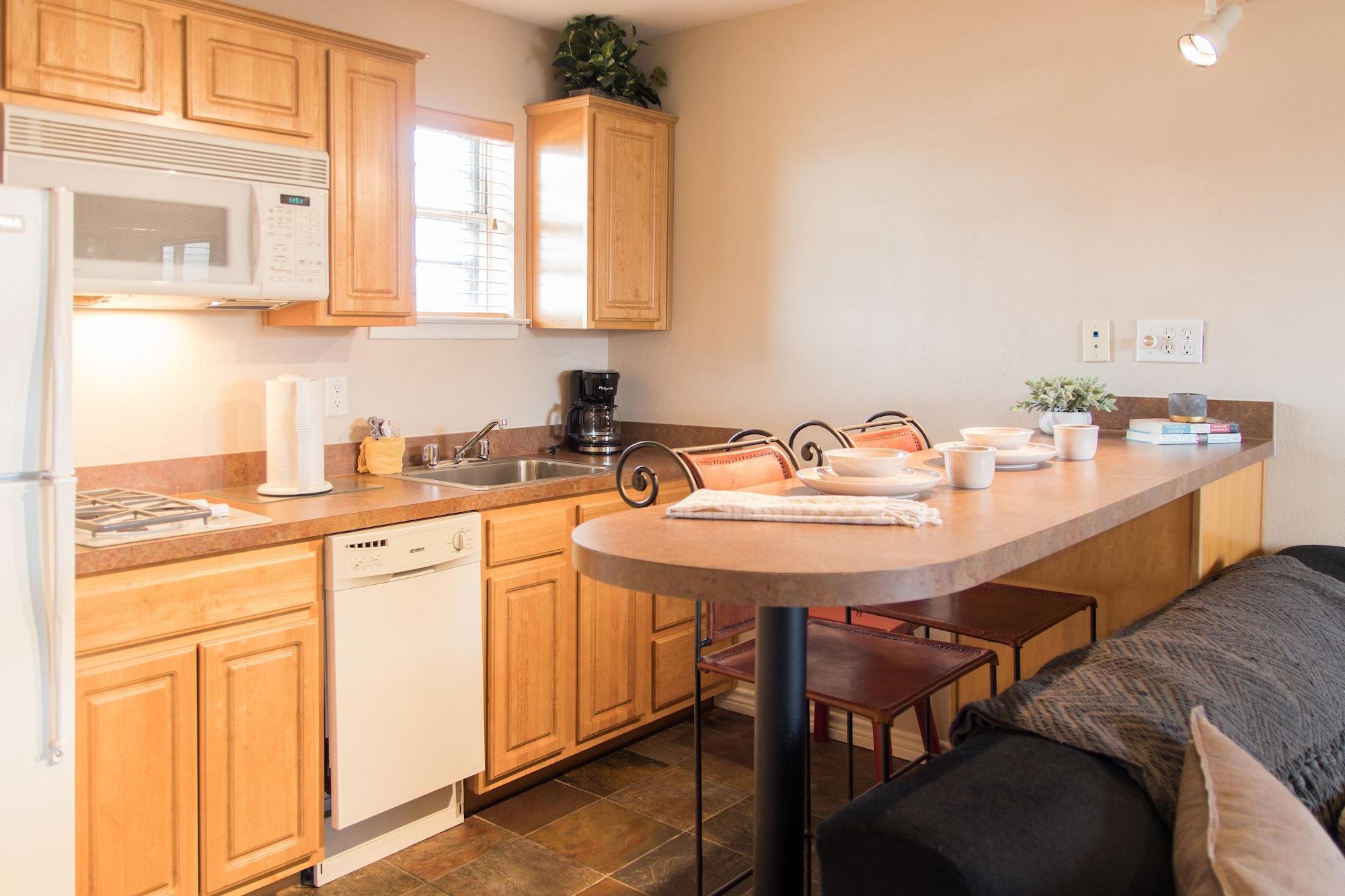 Vineyard Court Designer Suites Hotel College Station Bagian luar foto