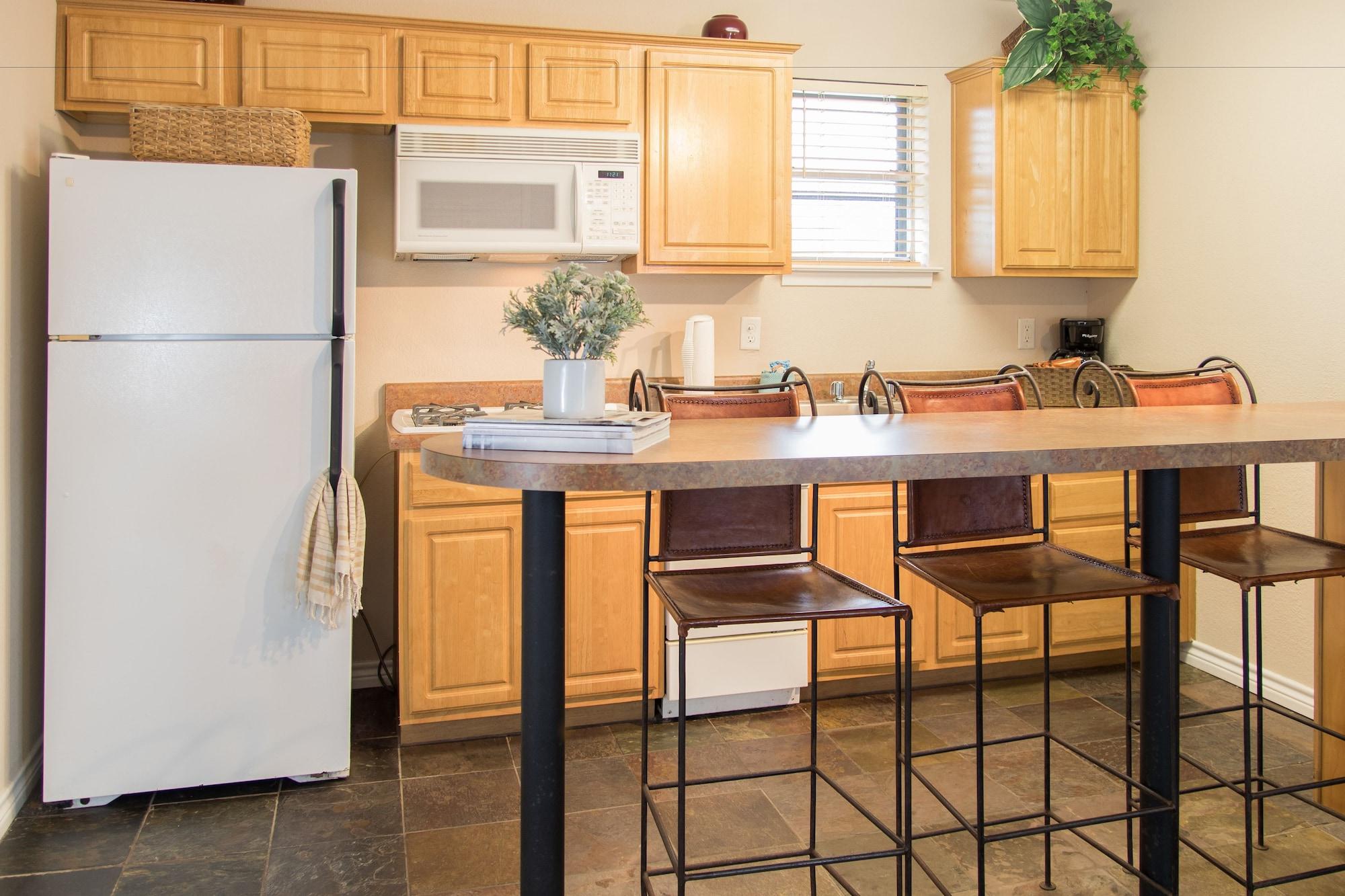 Vineyard Court Designer Suites Hotel College Station Bagian luar foto