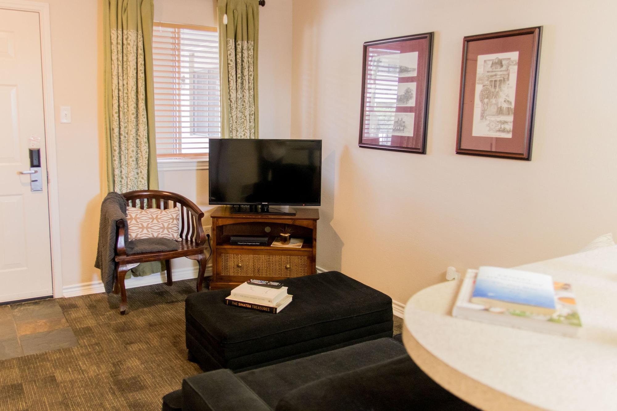 Vineyard Court Designer Suites Hotel College Station Bagian luar foto