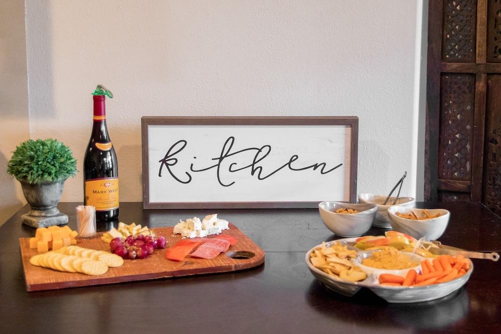 Vineyard Court Designer Suites Hotel College Station Bagian luar foto