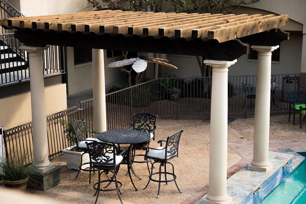 Vineyard Court Designer Suites Hotel College Station Bagian luar foto