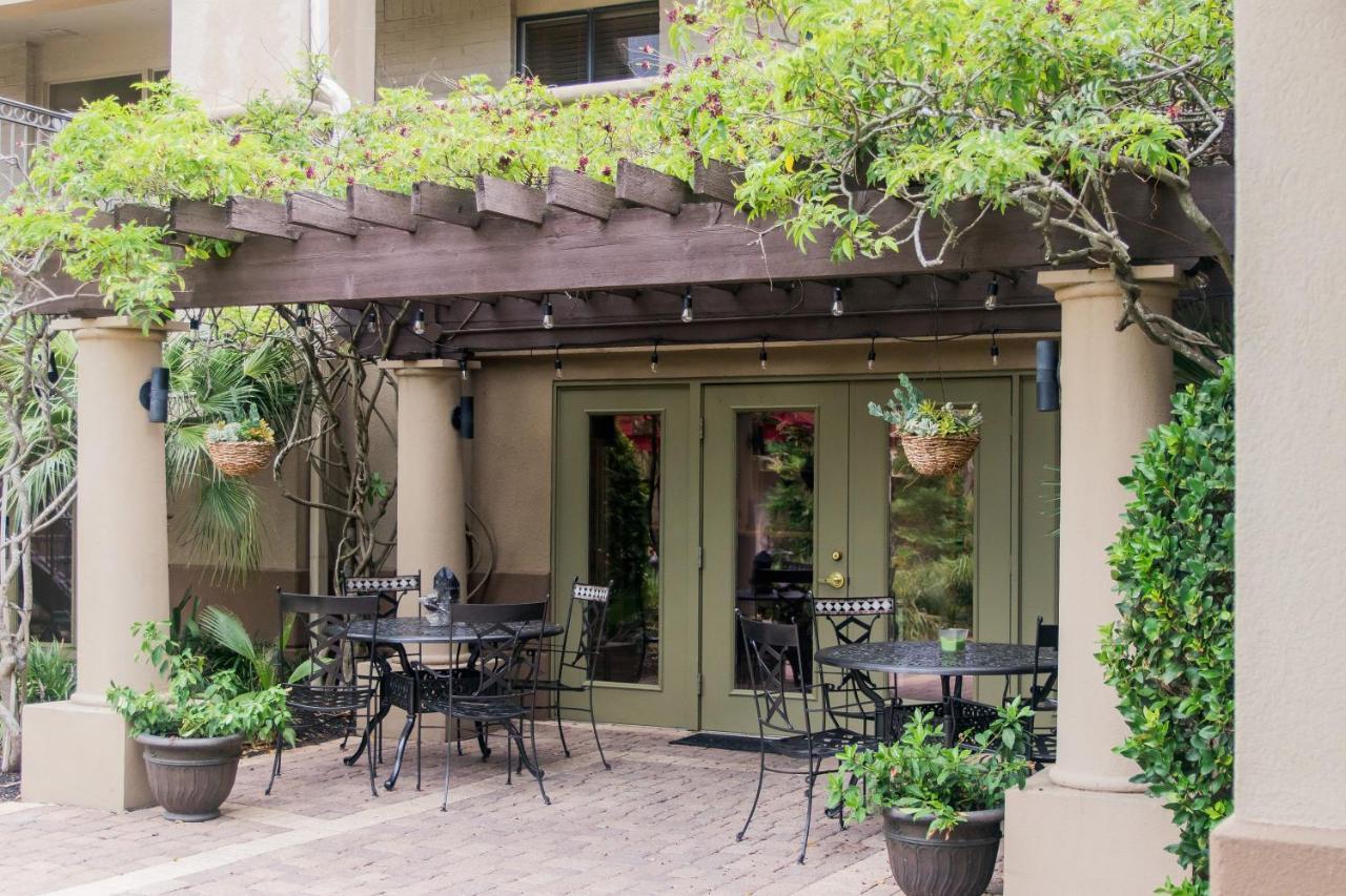 Vineyard Court Designer Suites Hotel College Station Bagian luar foto