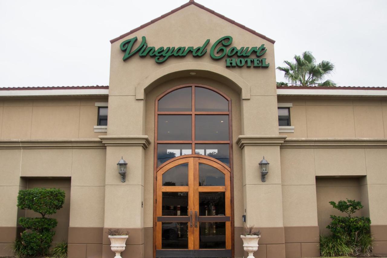 Vineyard Court Designer Suites Hotel College Station Bagian luar foto