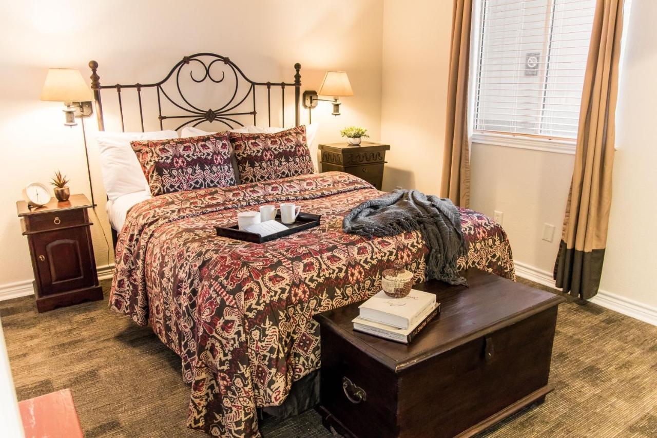 Vineyard Court Designer Suites Hotel College Station Bagian luar foto