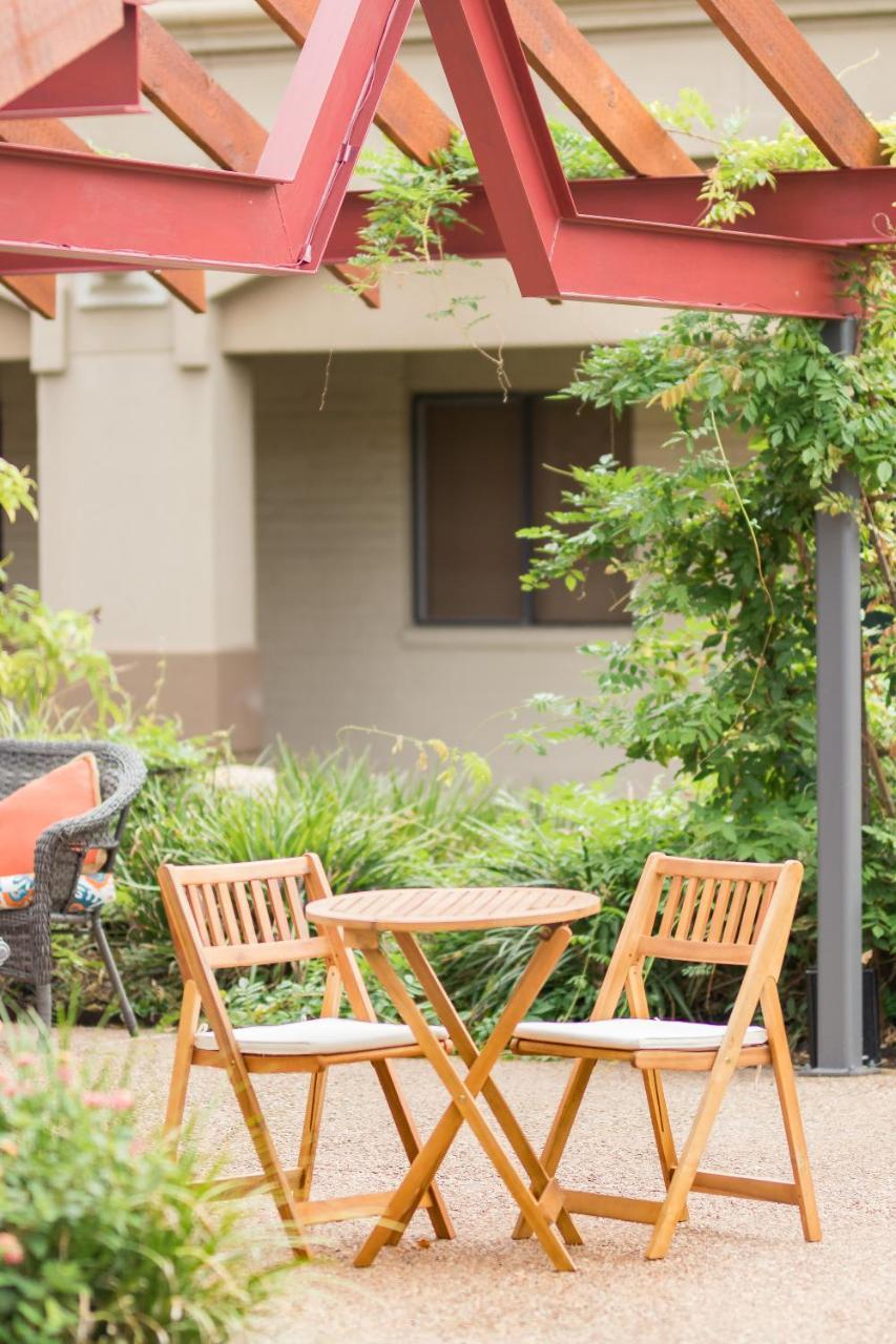 Vineyard Court Designer Suites Hotel College Station Bagian luar foto