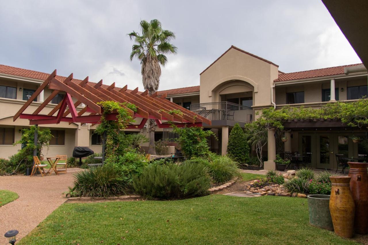 Vineyard Court Designer Suites Hotel College Station Bagian luar foto