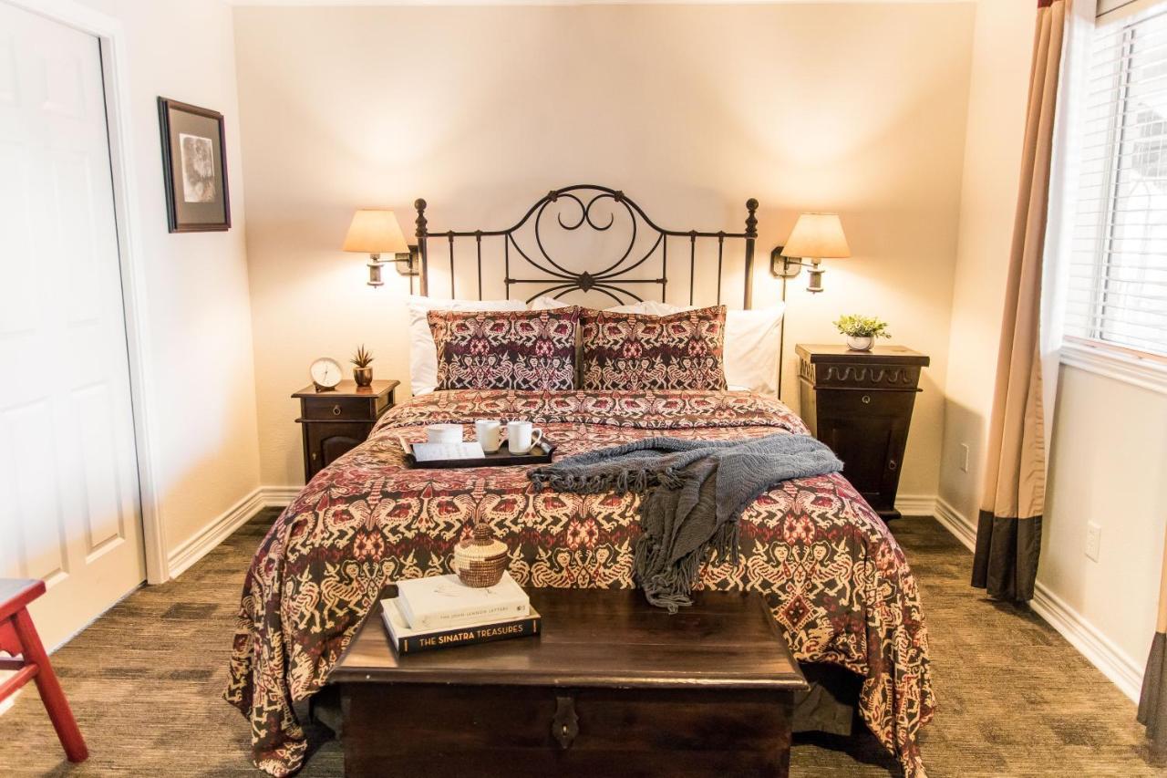 Vineyard Court Designer Suites Hotel College Station Bagian luar foto