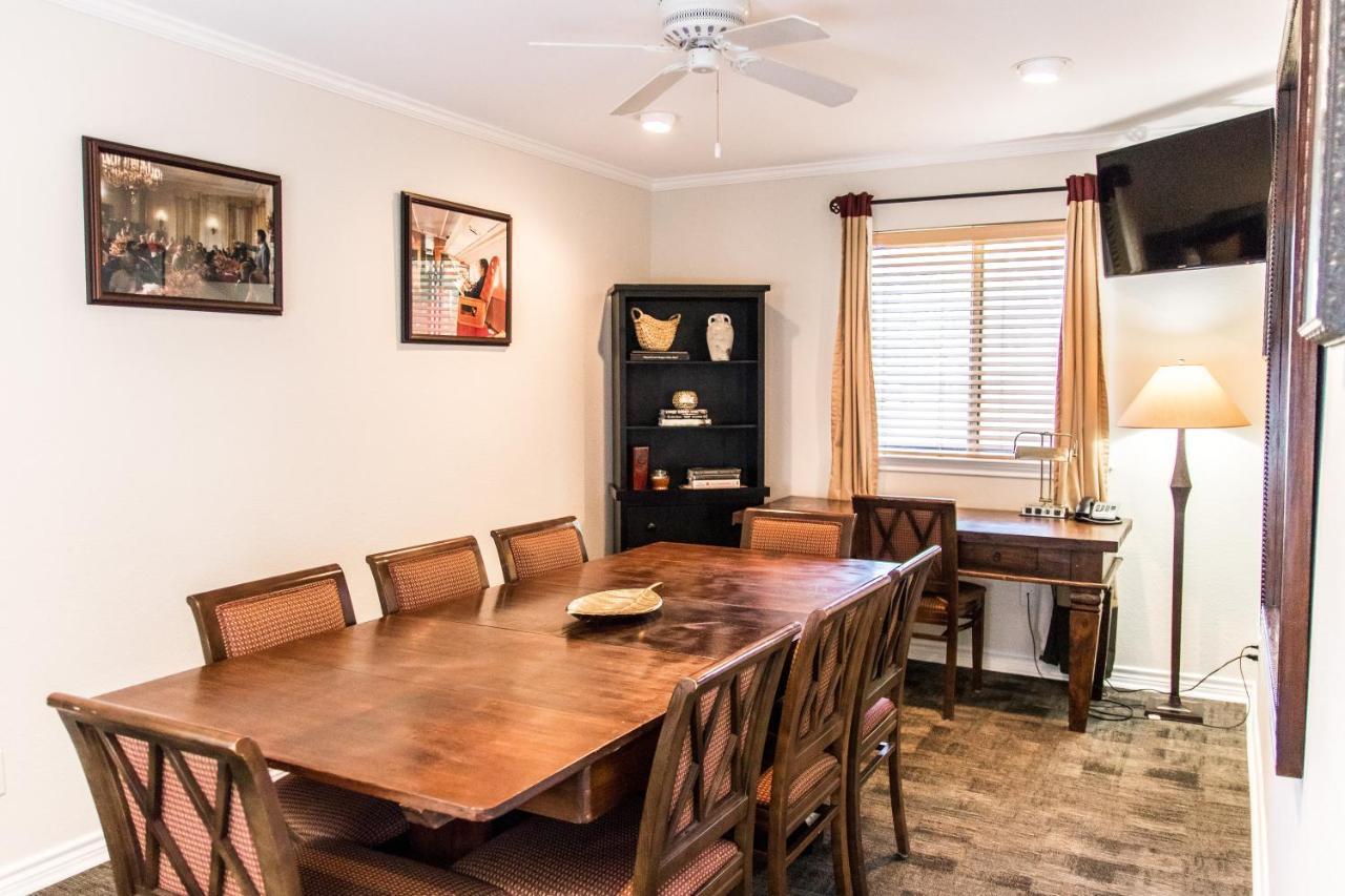 Vineyard Court Designer Suites Hotel College Station Bagian luar foto