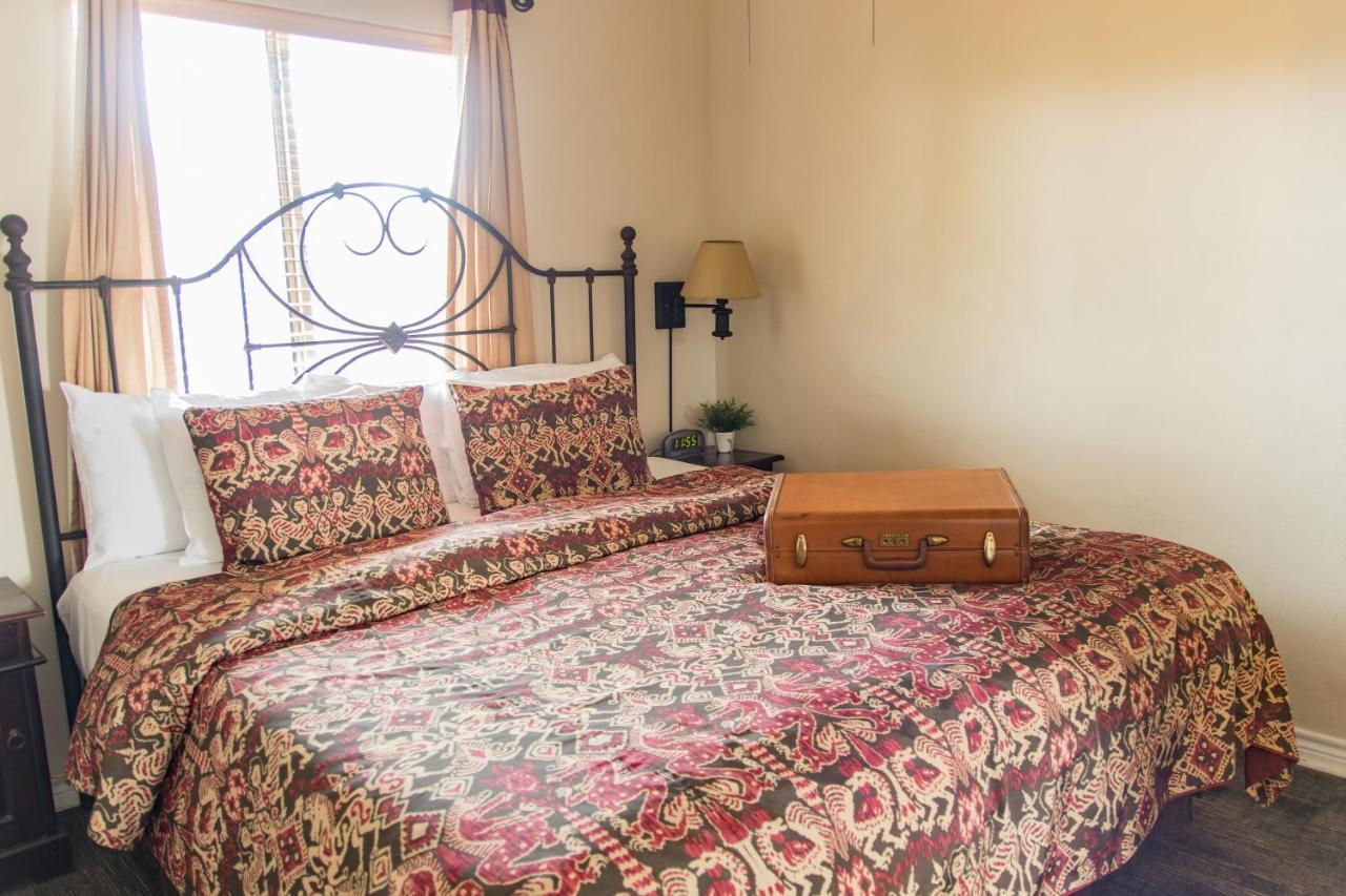 Vineyard Court Designer Suites Hotel College Station Bagian luar foto