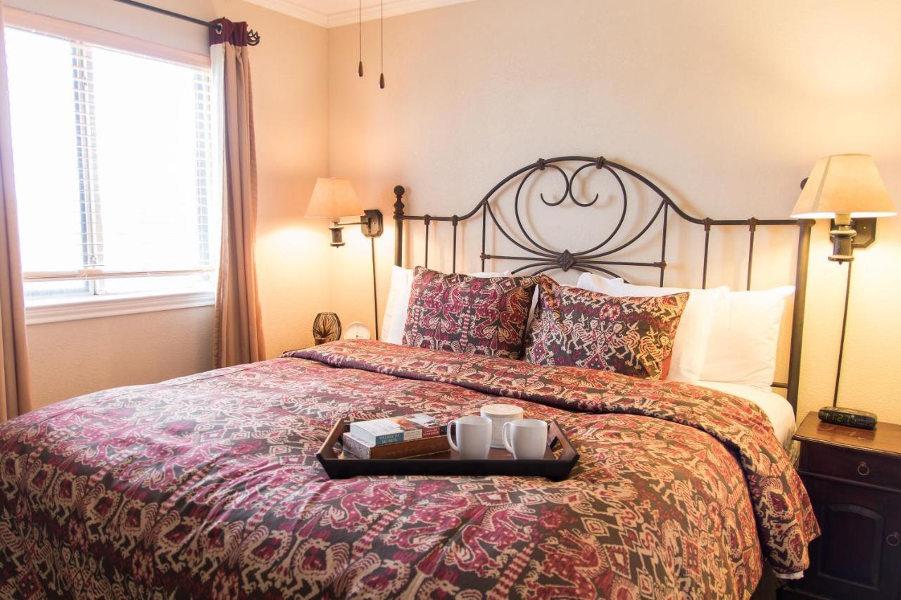 Vineyard Court Designer Suites Hotel College Station Bagian luar foto