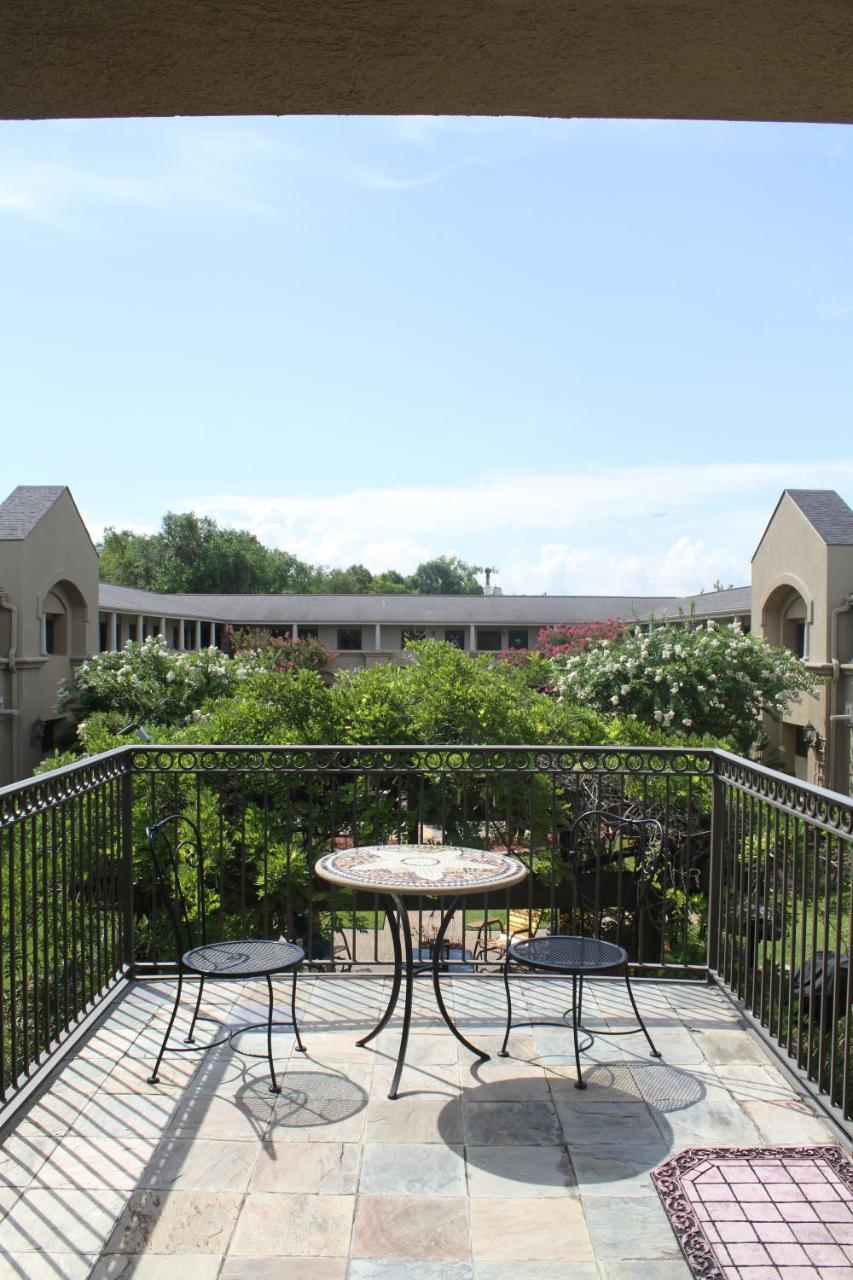 Vineyard Court Designer Suites Hotel College Station Bagian luar foto